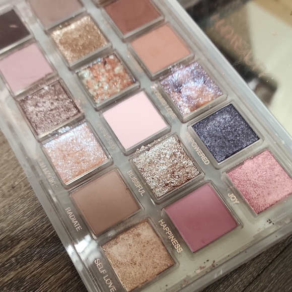 HUDA BEAUTY Rose Quartz Palette - Picture 4 of 4
